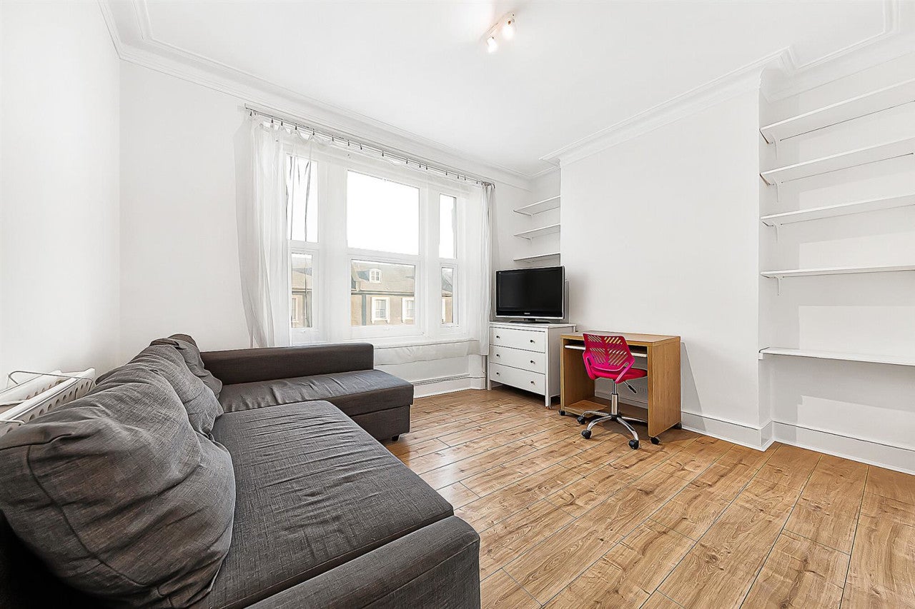 Flat Coldharbour Lane in Greater London