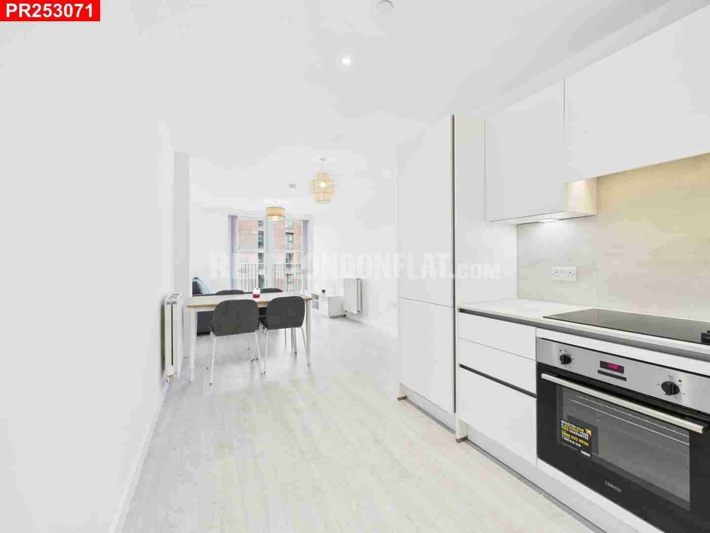 Flat Cranton Avenue in Greater London