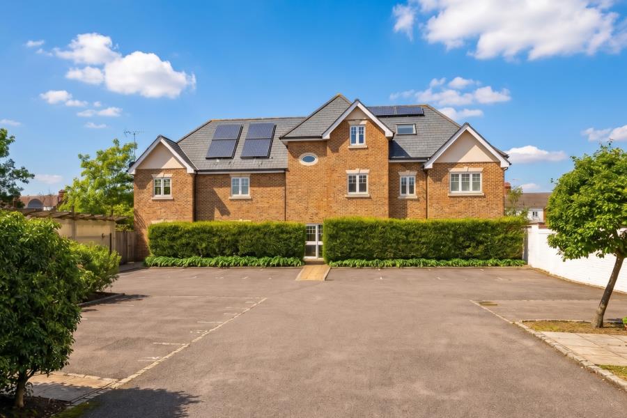 Flat Maybury Road in Woking