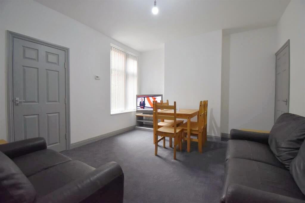 Flat Raddlebarn Road in Birmingham