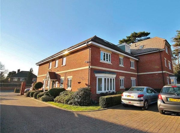 Flat Dunnell Close in Sunbury-on-Thames