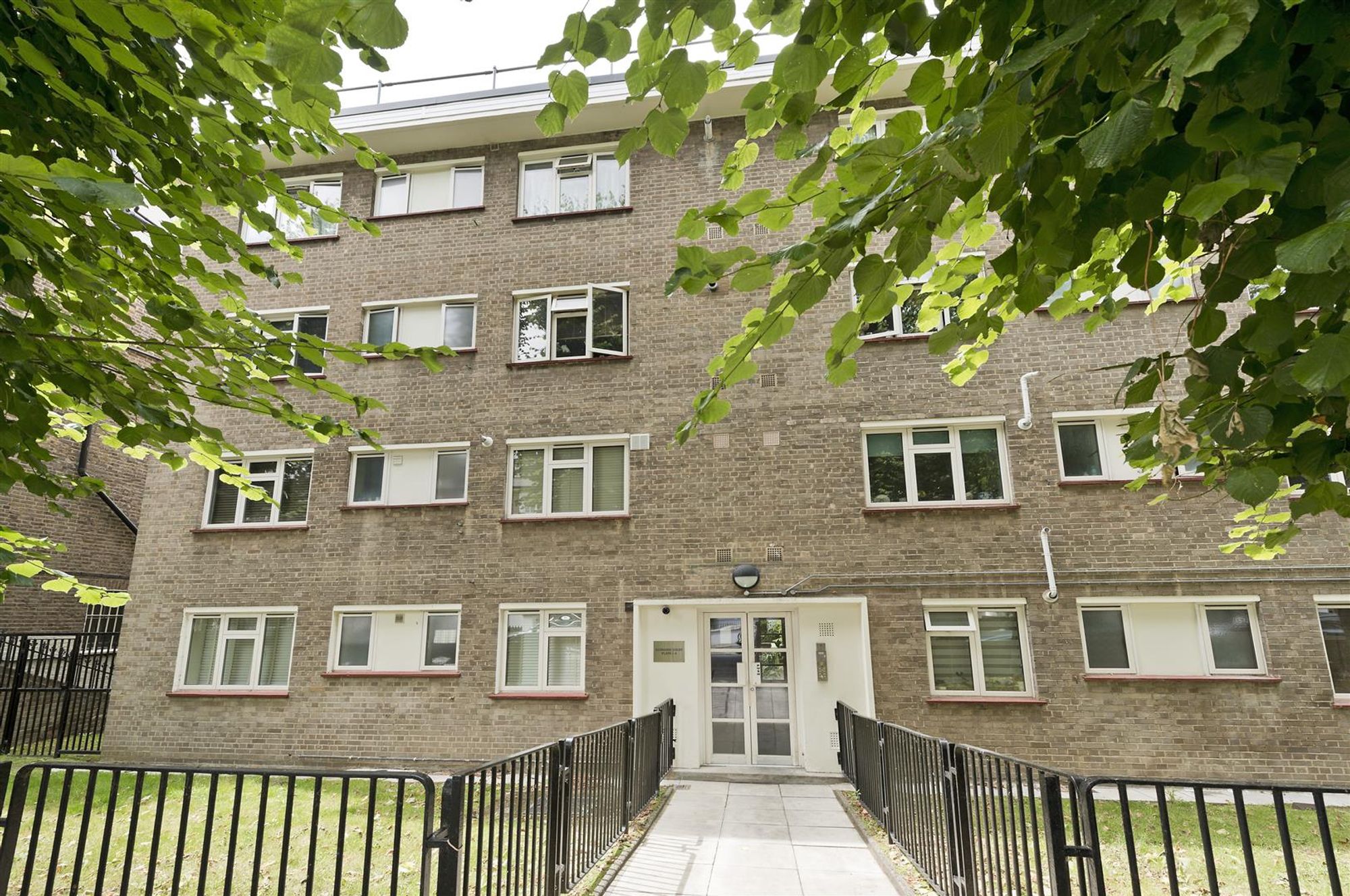 Flat Fellows Road in Greater London