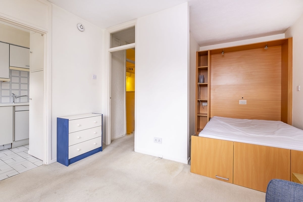 Flat Keswick Road in Greater London