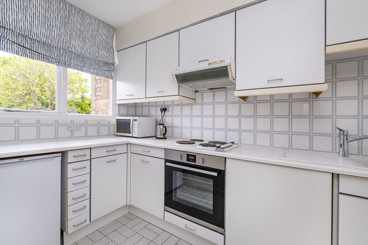 Flat Keswick Road in Greater London