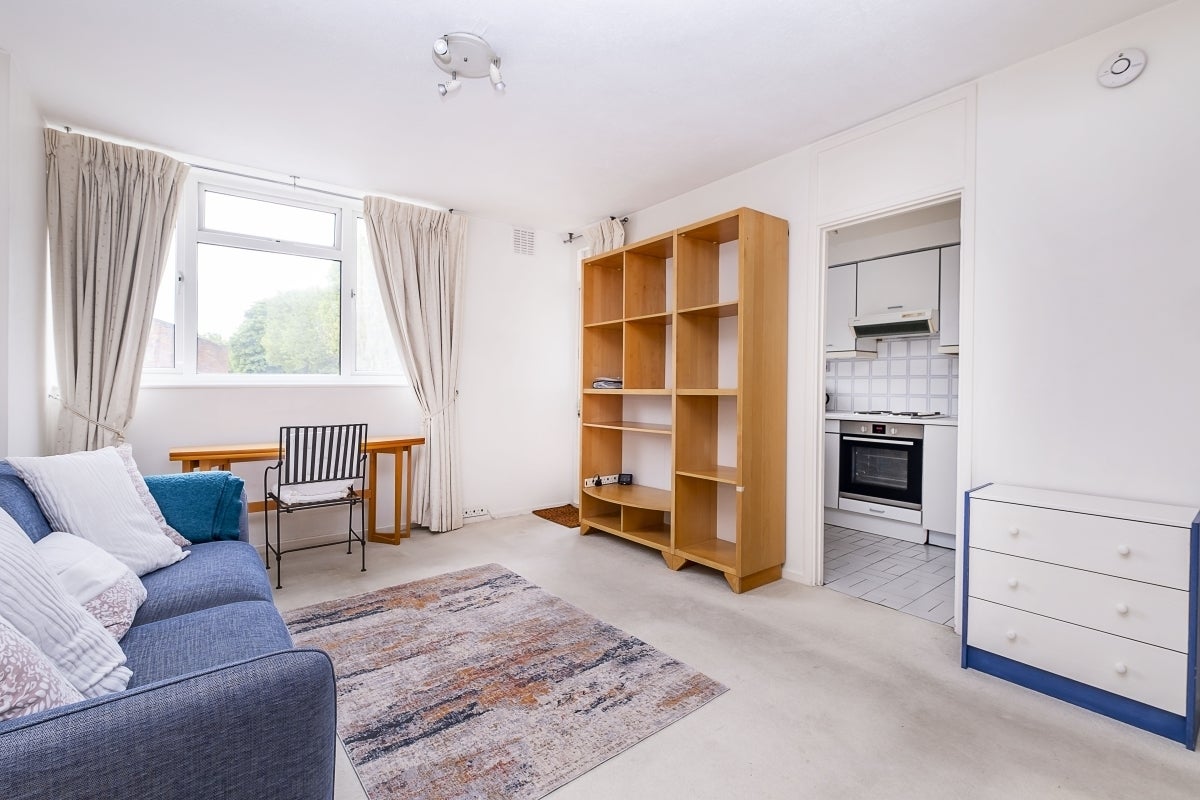 Flat Keswick Road in Greater London