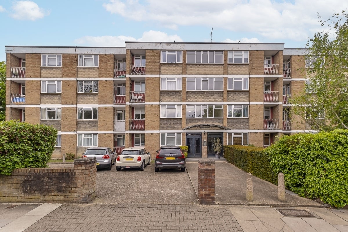 Flat Keswick Road in Greater London