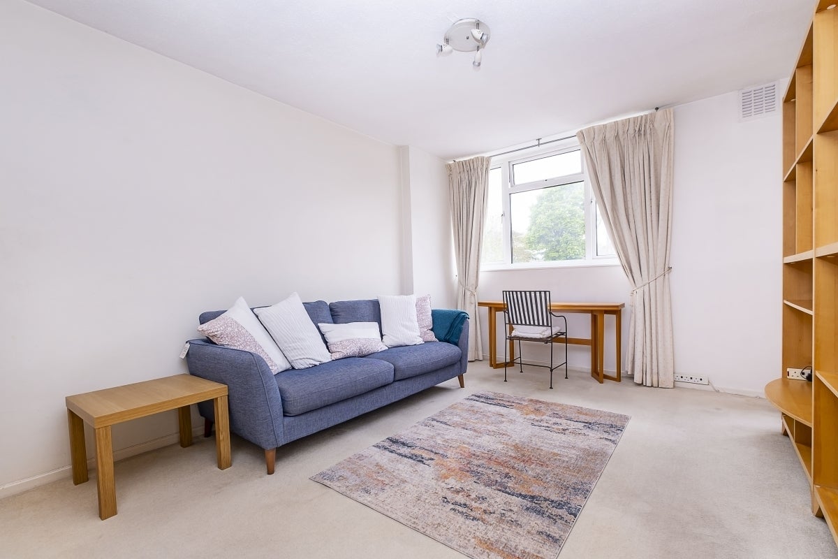 Flat Keswick Road in Greater London