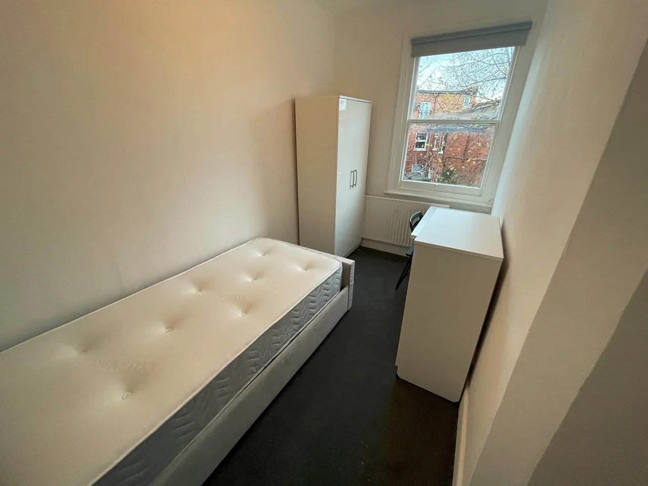 Room Kings Road in Greater London