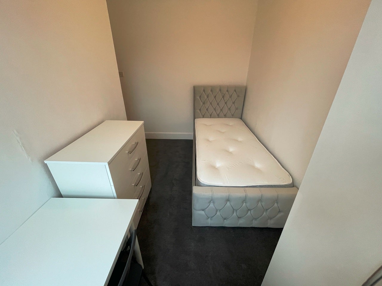 Room Kings Road in Greater London