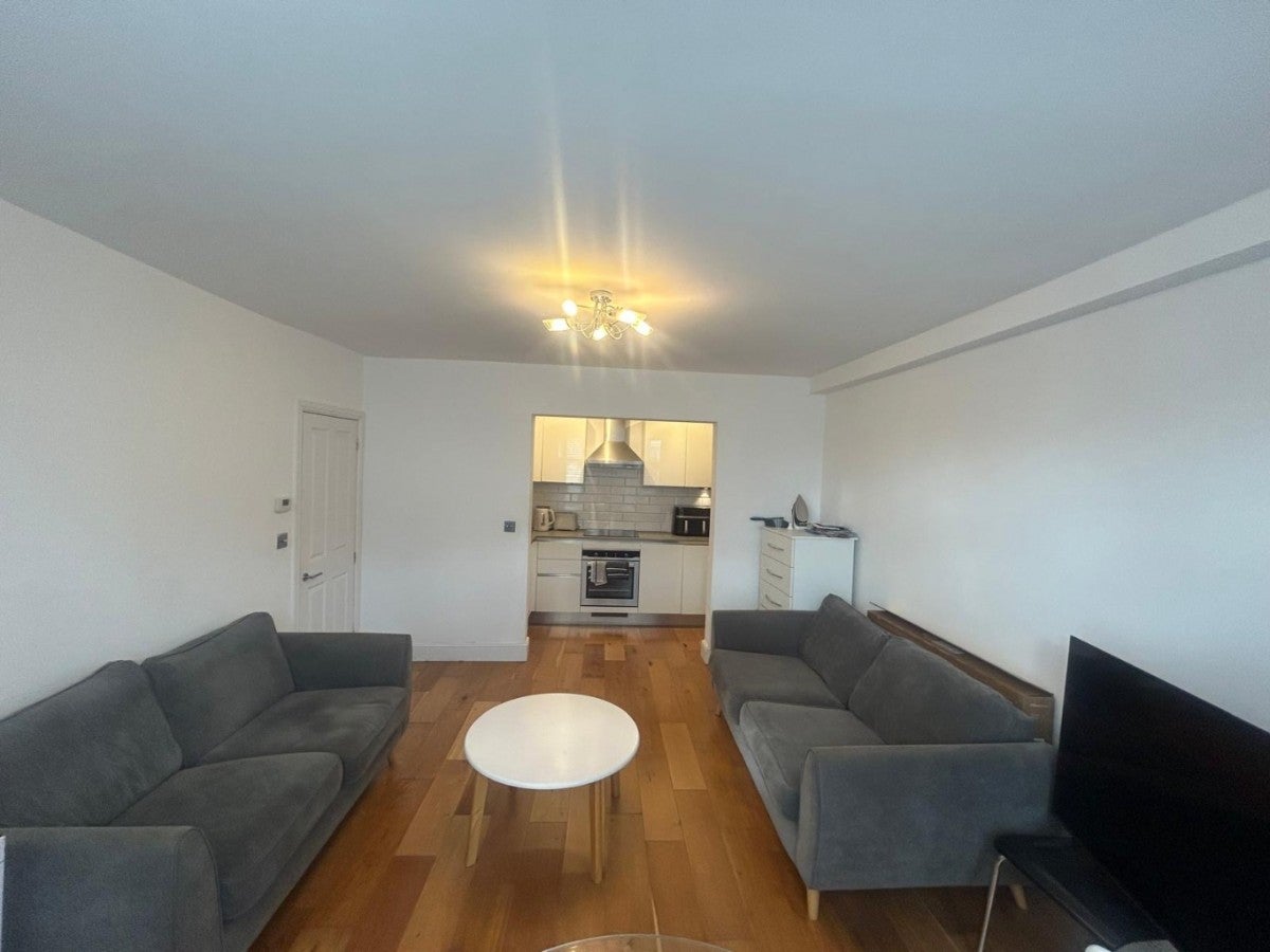 Flat Woodstock Avenue in Greater London