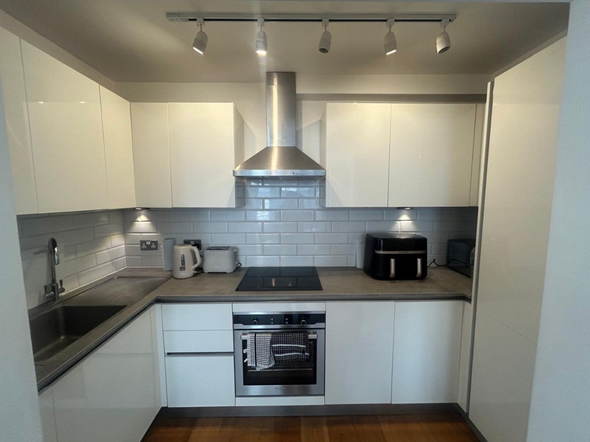 Flat Woodstock Avenue in Greater London