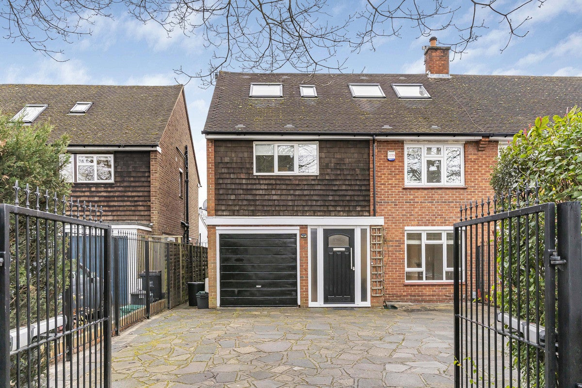 House Kings Hall Road in Greater London
