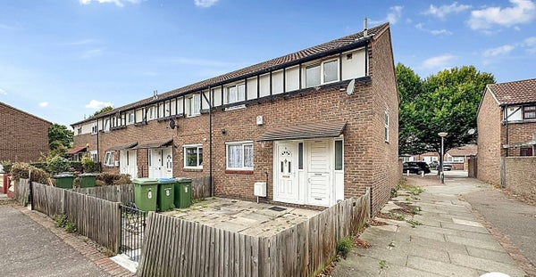 House Linnet Close in London