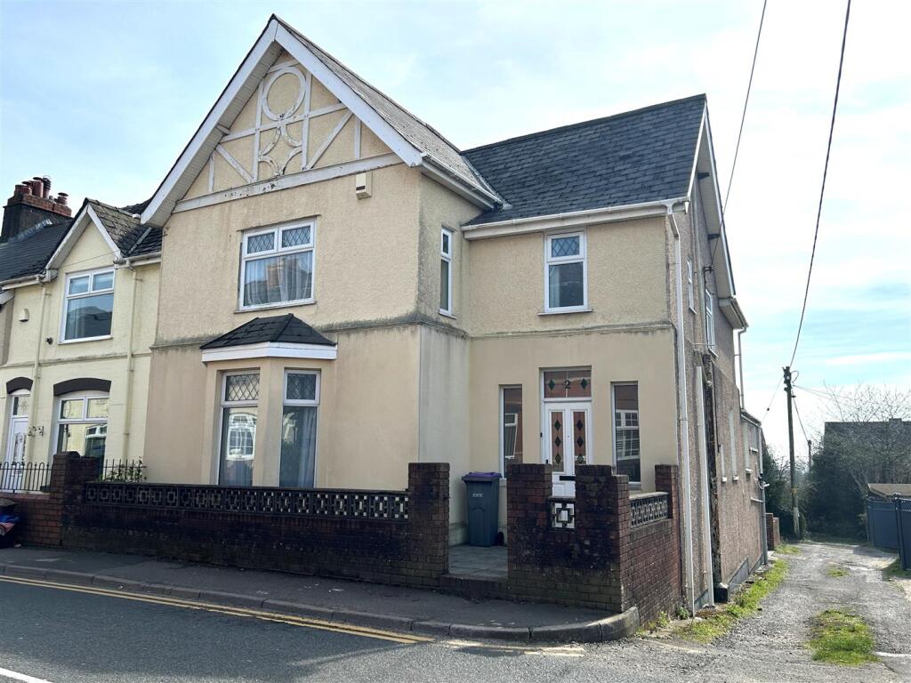 House Golf Road in Pontypool