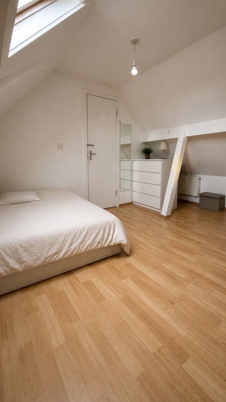 Room Mellitus Street in Greater London