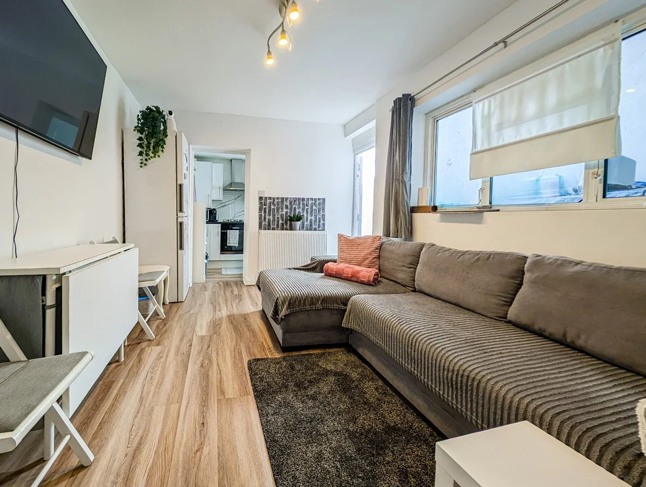 Flat Penshurst Road in Greater London