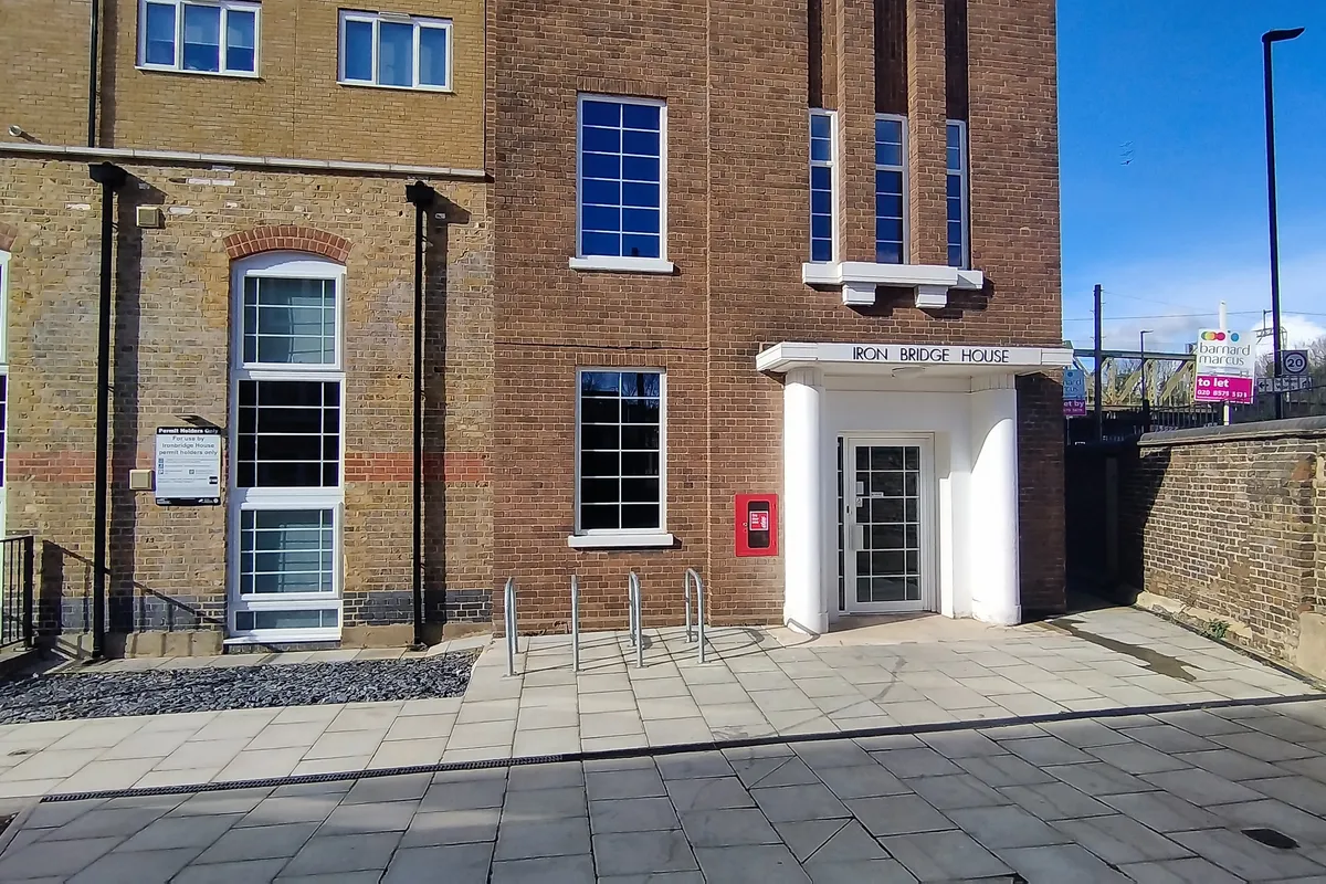 Flat Windmill Place in Greater London