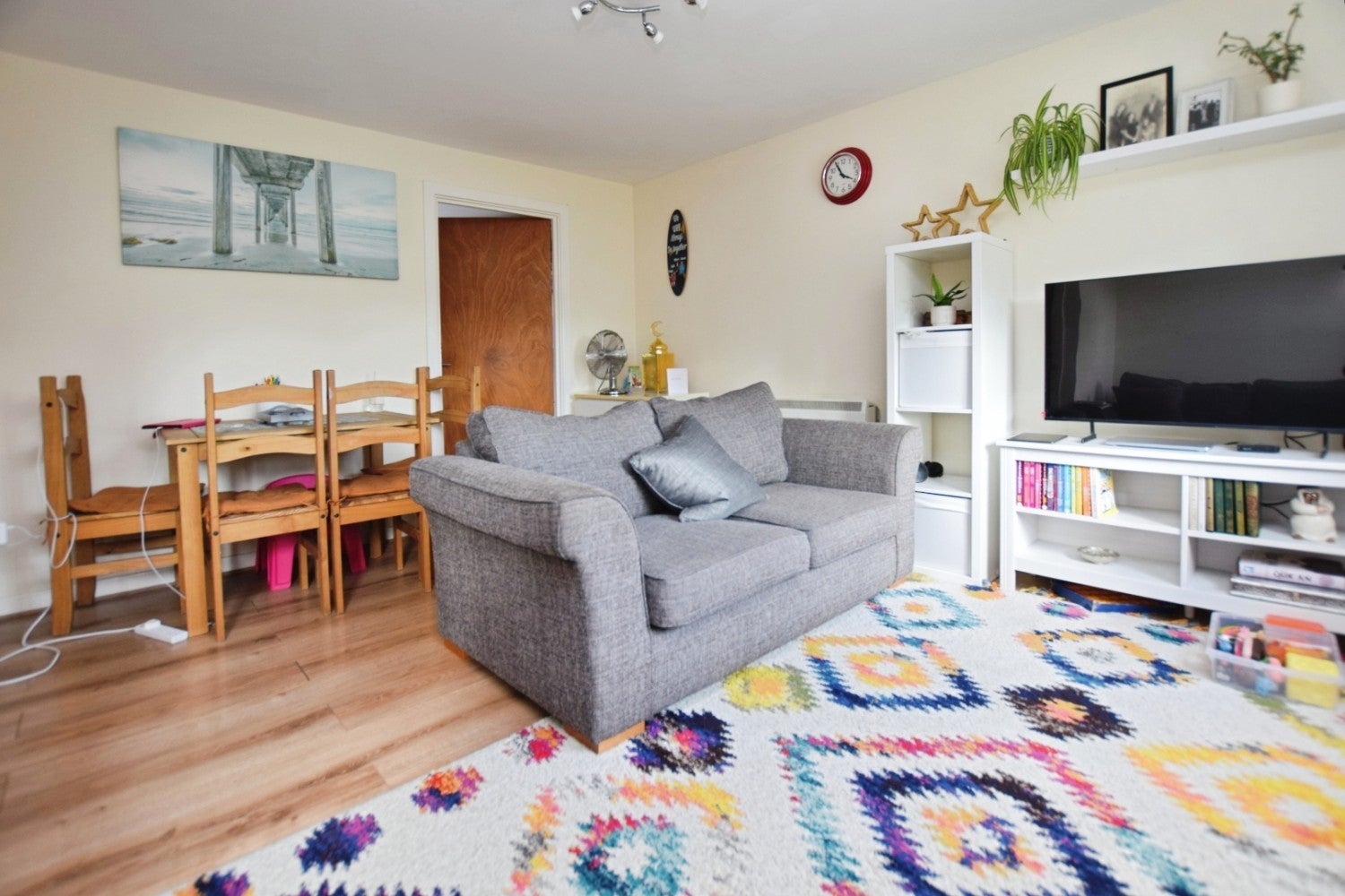 Flat Hevingham Drive in Greater London