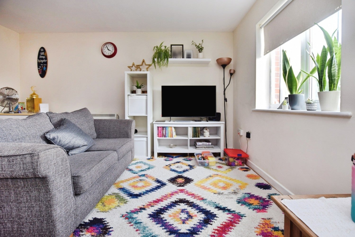 Flat Hevingham Drive in Greater London
