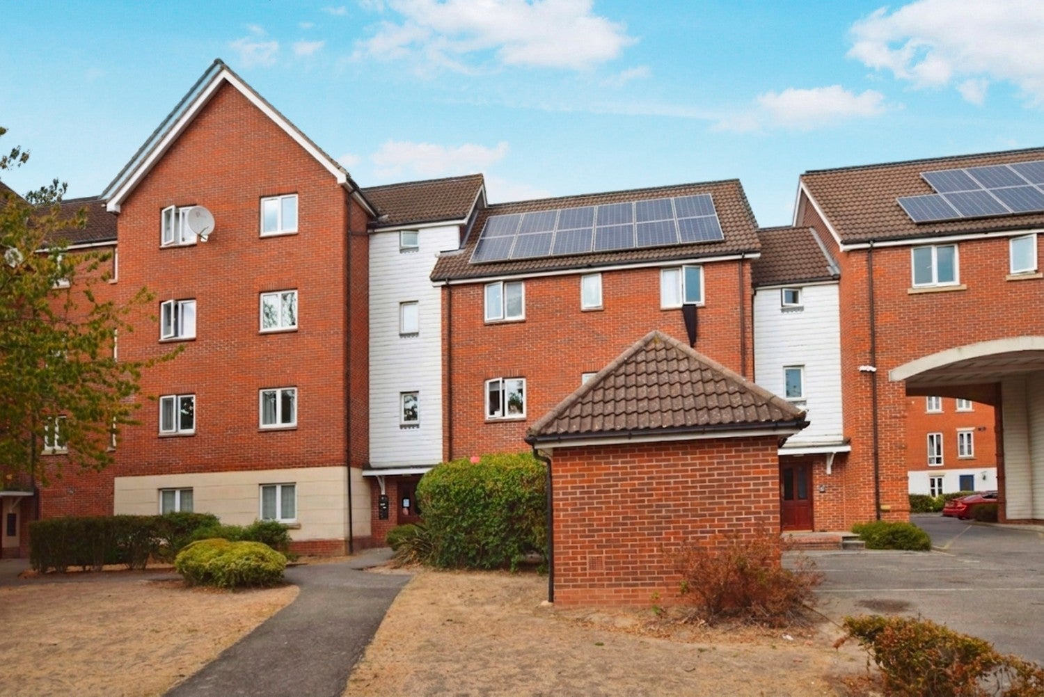 Flat Hevingham Drive in Greater London