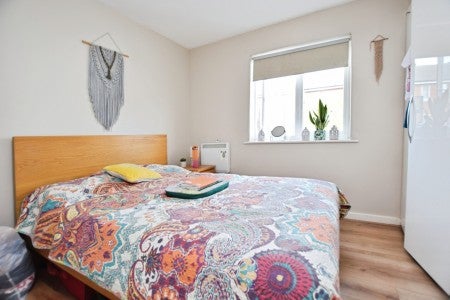 Flat Hevingham Drive in Greater London