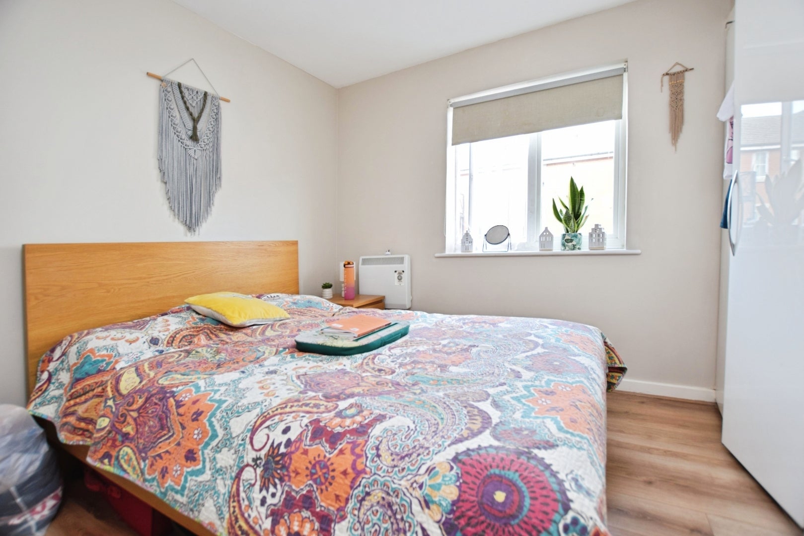 Flat Hevingham Drive in Greater London