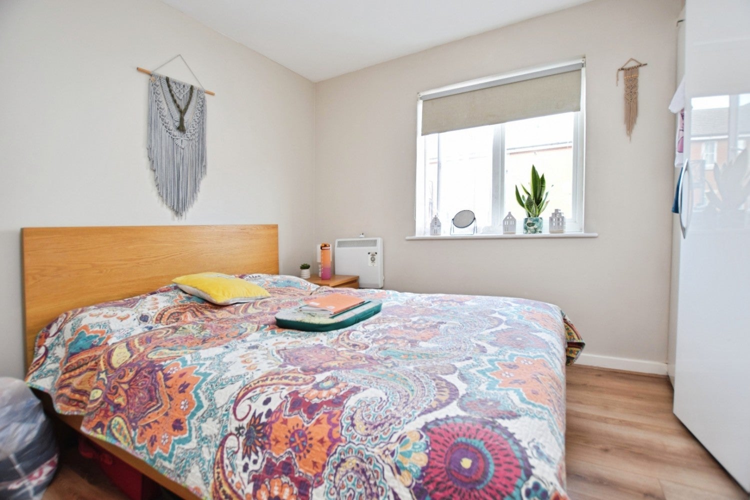 Flat Hevingham Drive in Greater London