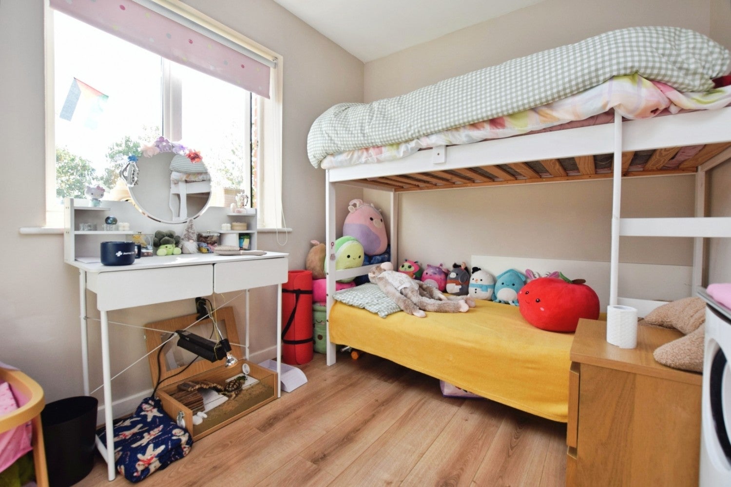 Flat Hevingham Drive in Greater London