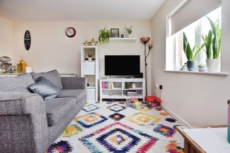 Flat Hevingham Drive in Greater London