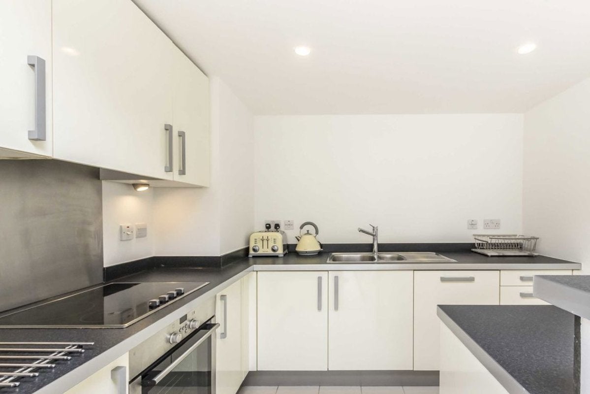 Flat Lombard Road in Greater London