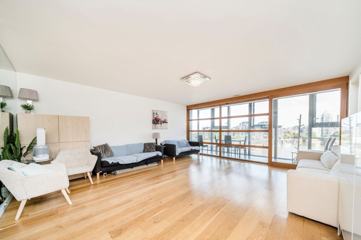 Flat Lombard Road in Greater London