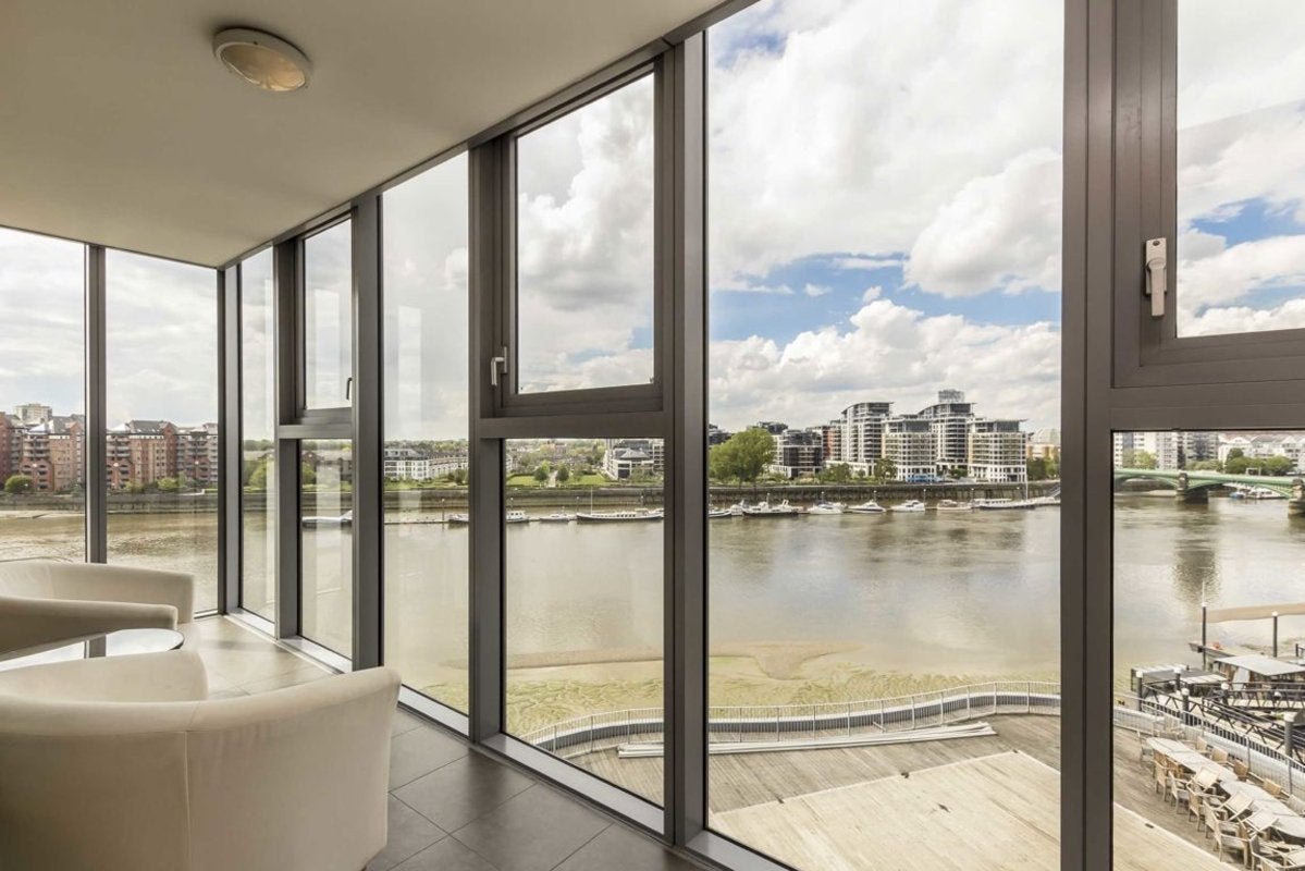 Flat Lombard Road in Greater London