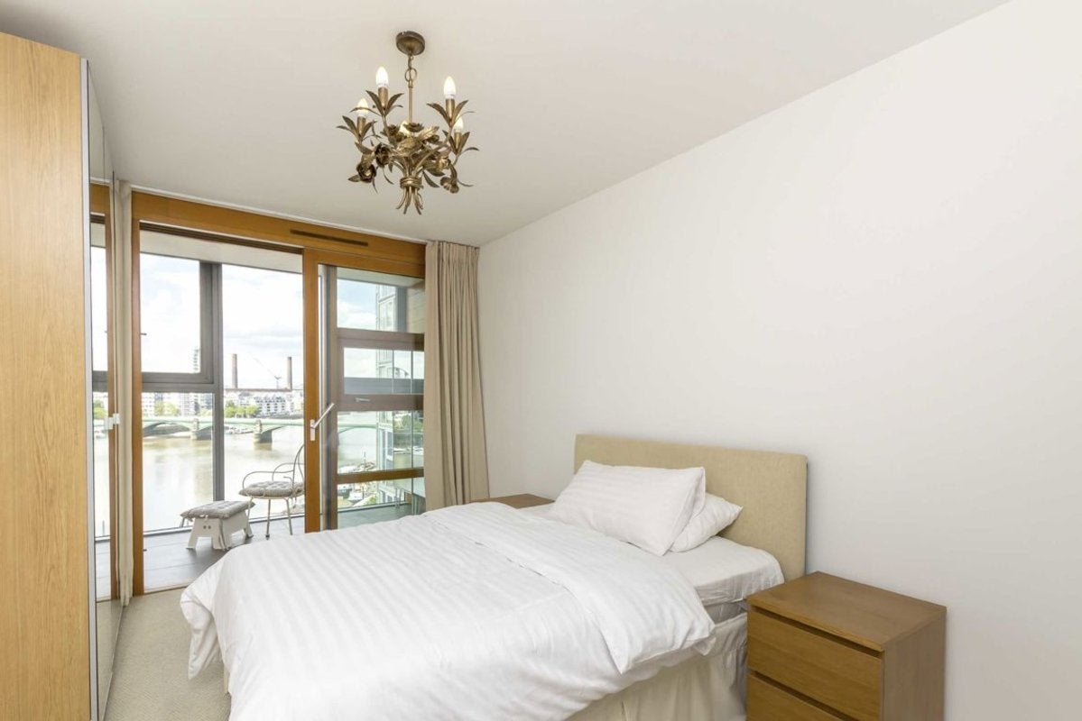 Flat Lombard Road in Greater London
