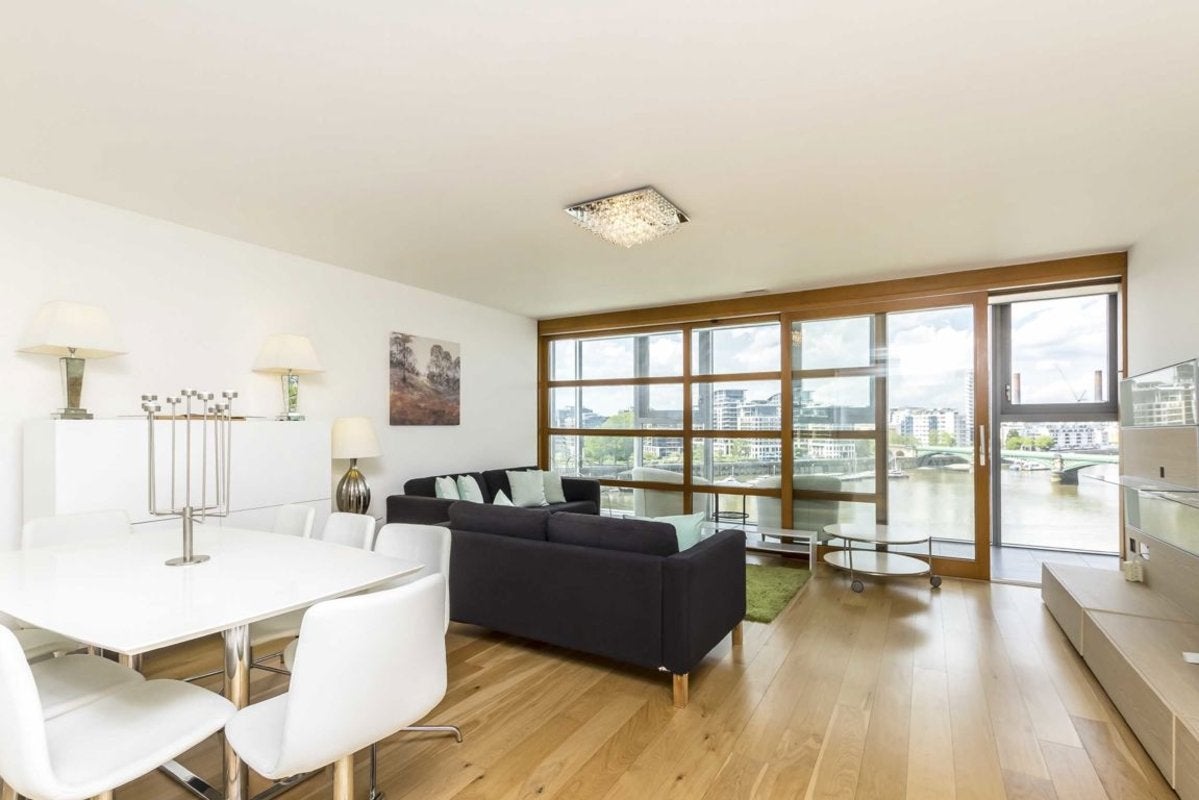 Flat Lombard Road in Greater London