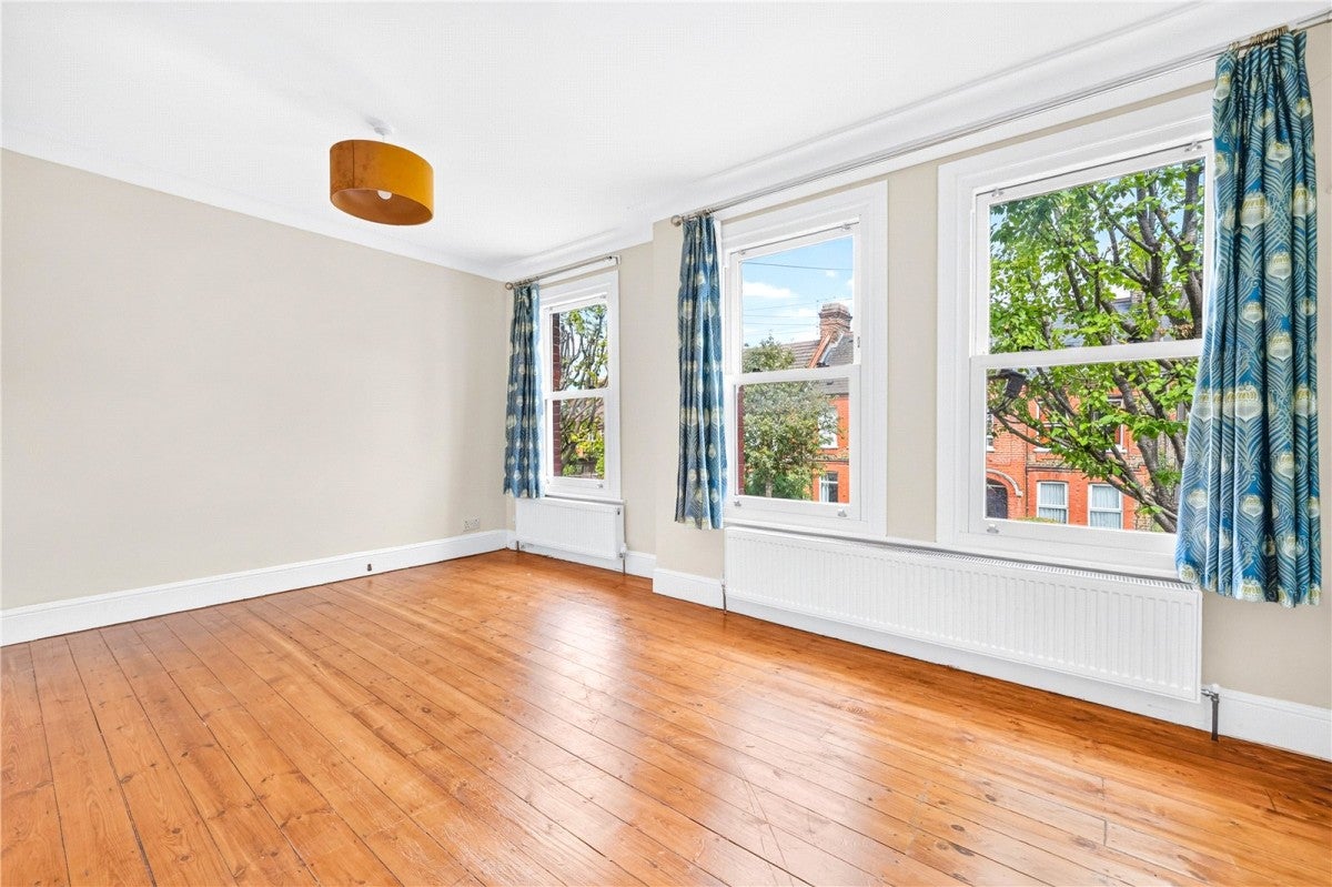 Flat Mersey Road in Greater London