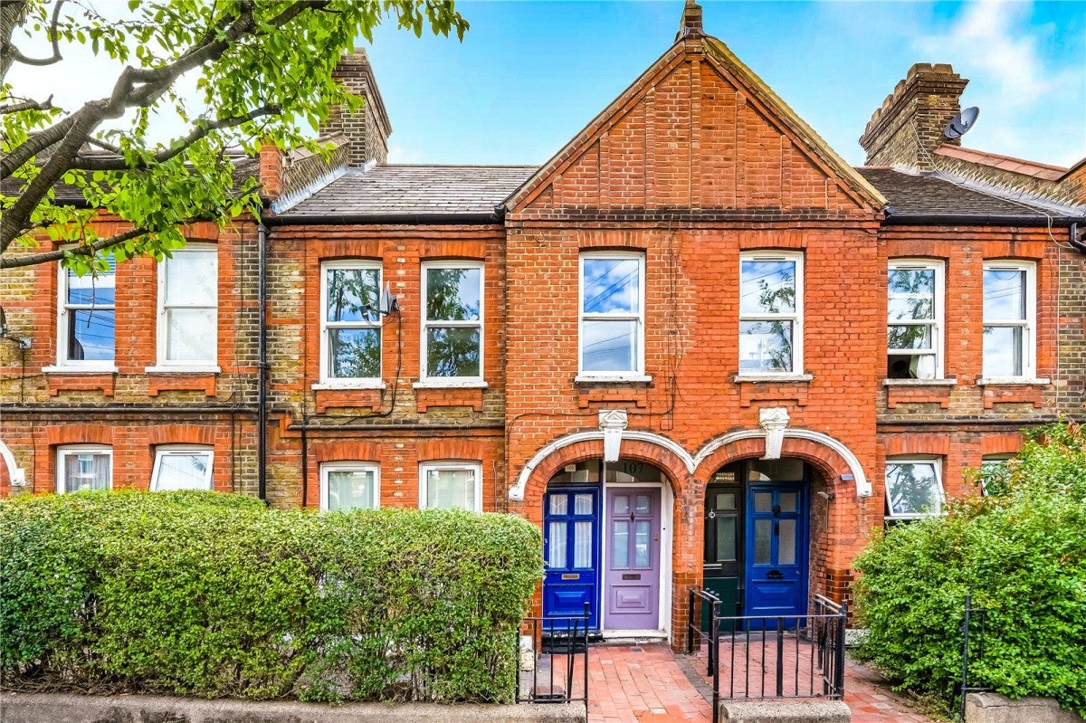 Flat Mersey Road in Greater London