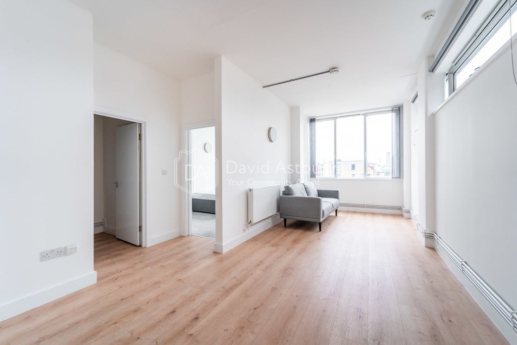 Flat Kingsland Road in Greater London