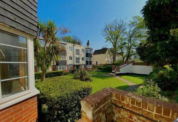 Flat Grover Court in Greater London