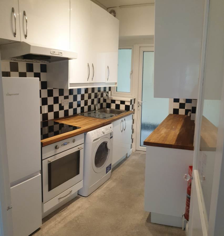 Flat Grover Court in Greater London