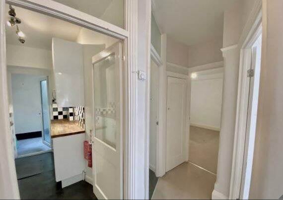 Flat Grover Court in Greater London