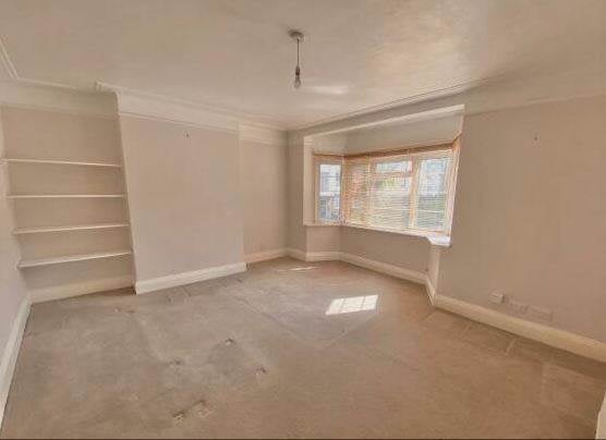 Flat Grover Court in Greater London