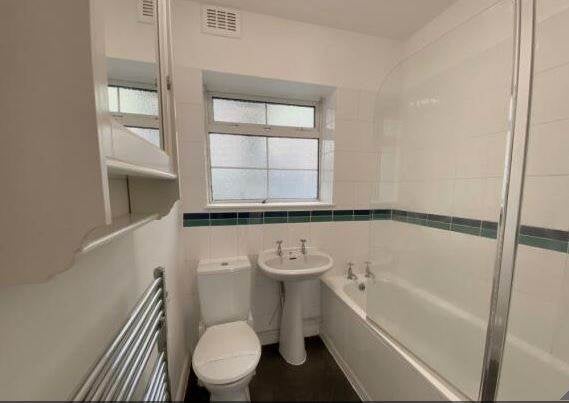 Flat Grover Court in Greater London
