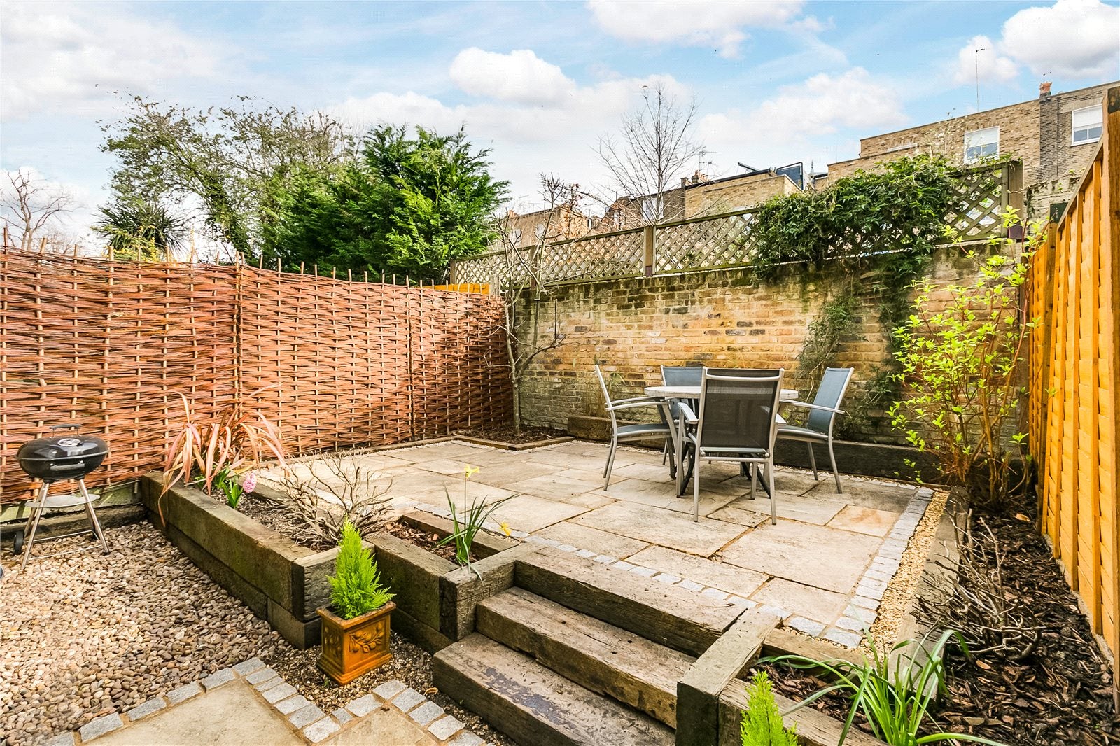 Flat Overstone Road in Greater London