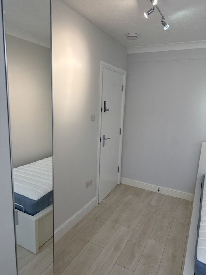 Room Cardiff Road in Watford