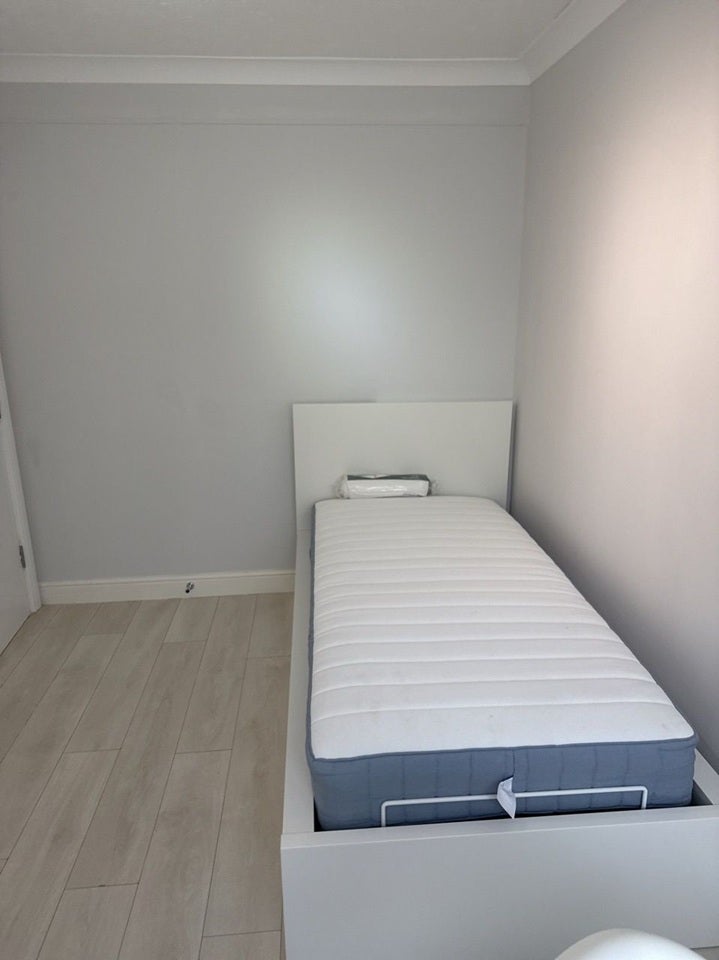 Room Cardiff Road in Watford