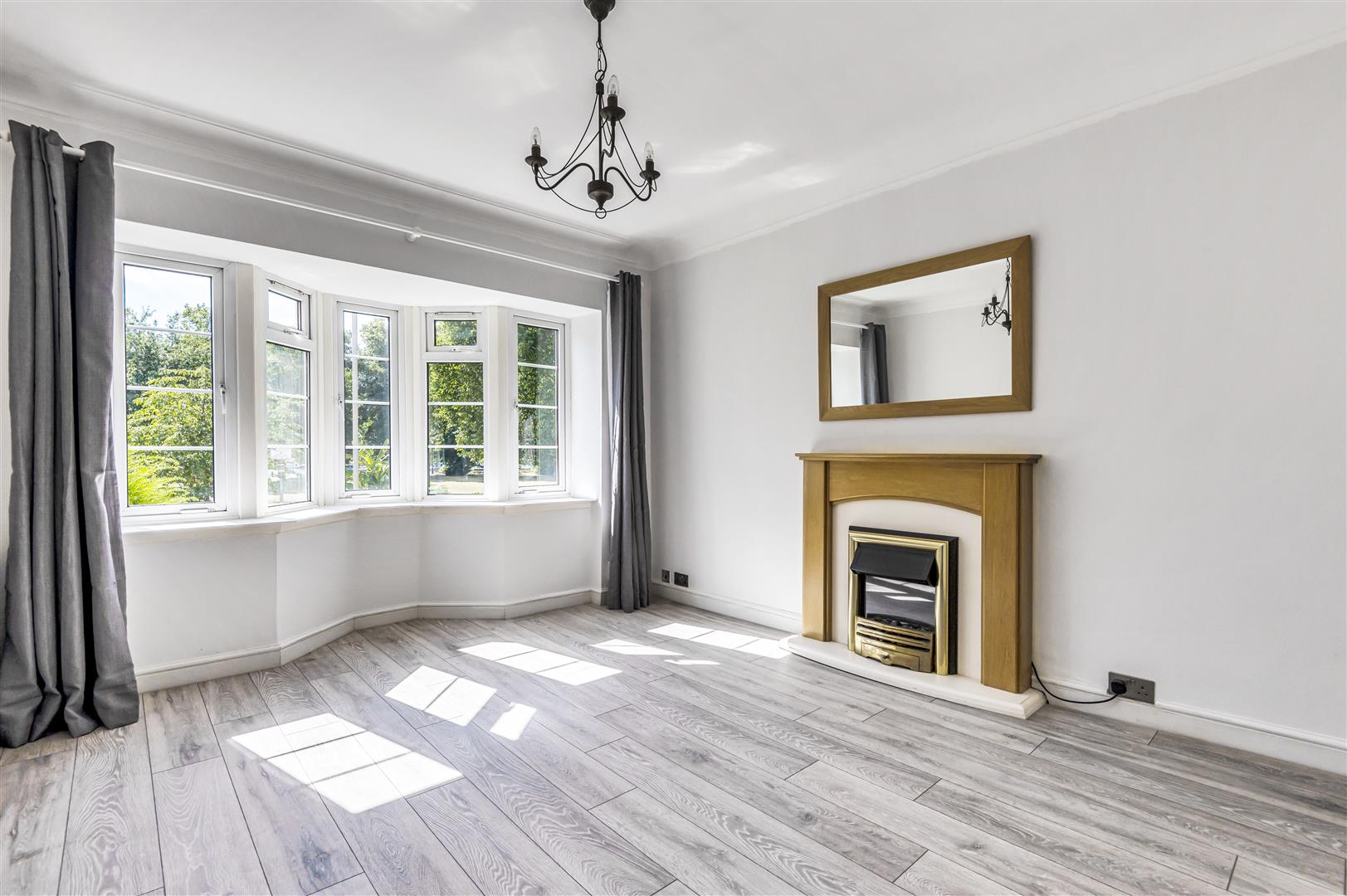Flat Lower Ham Road in Greater London