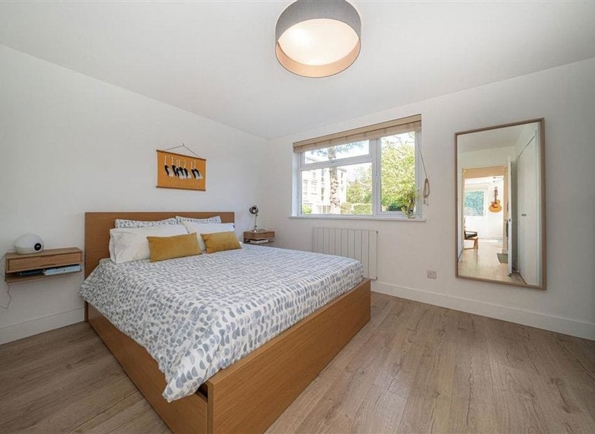 Flat Harrowdene Gardens in Greater London