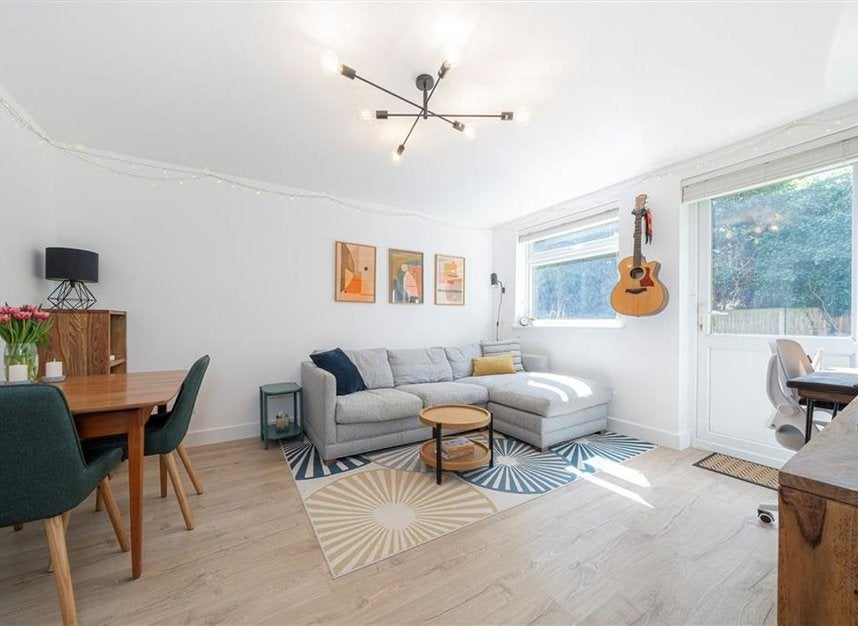 Flat Harrowdene Gardens in Greater London