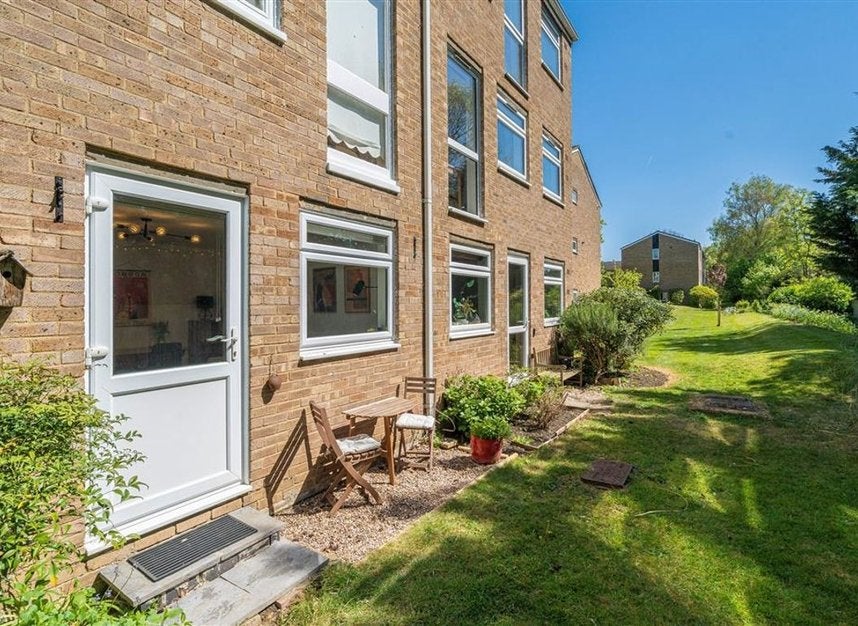 Flat Harrowdene Gardens in Greater London