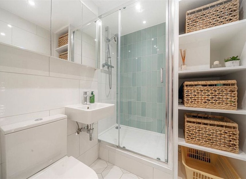 Flat Harrowdene Gardens in Greater London